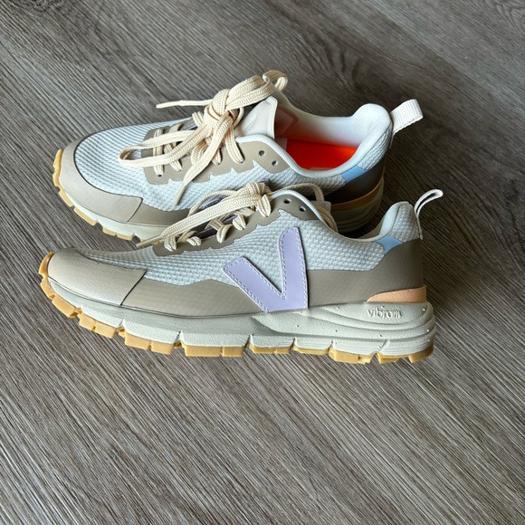 Women’s Veja Dekkan Alveomesh Sneaker - Picture 10 of 13